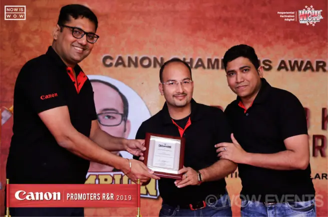 Canon promoters rewards event, award handed to a promoter