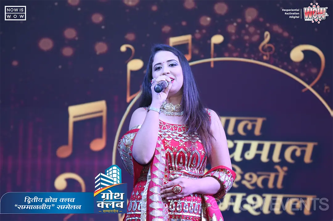 Singer in red performing at the Jaypee Cement dealers meet