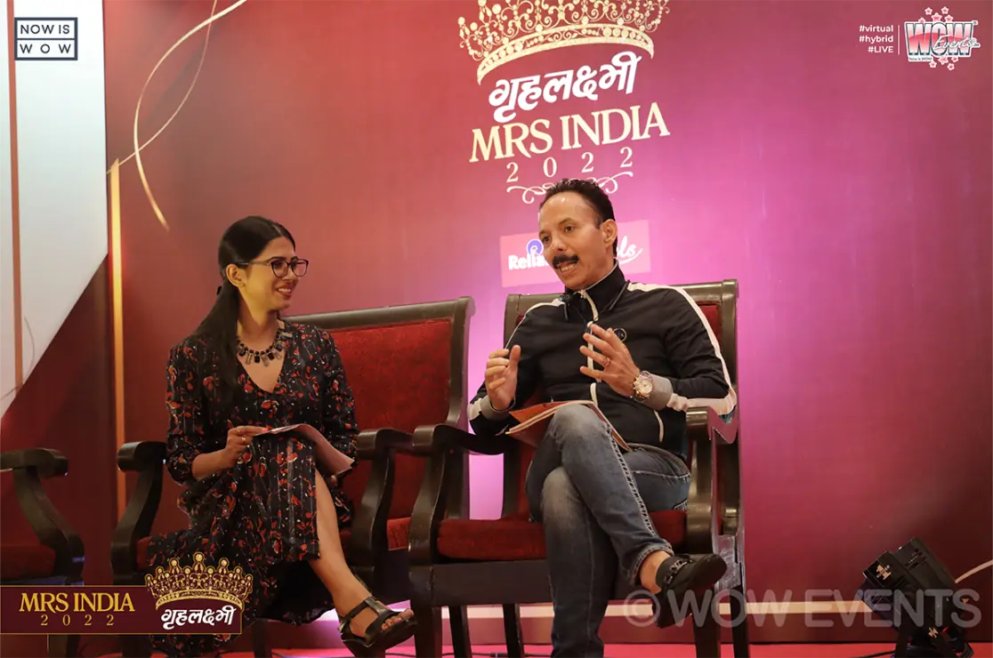 Grehlakshmi Mrs India 2022 host interviewing a guest on stage