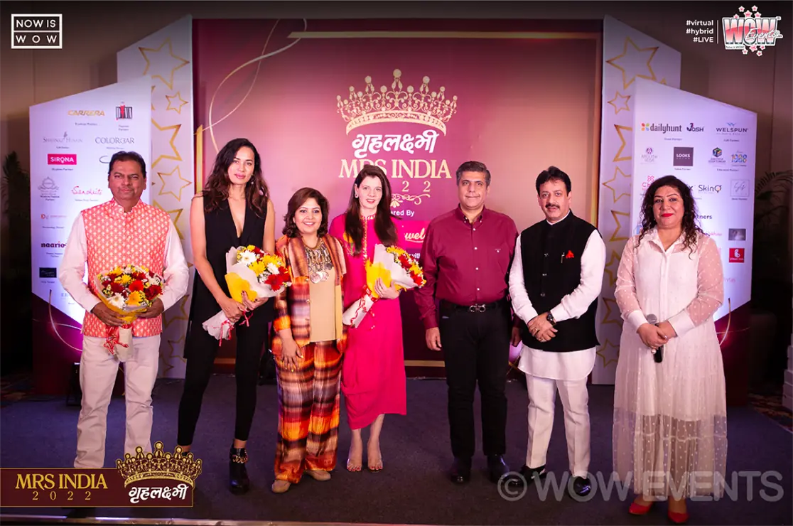 Guests holding bouquets at Grehlakshmi Mrs India 2022