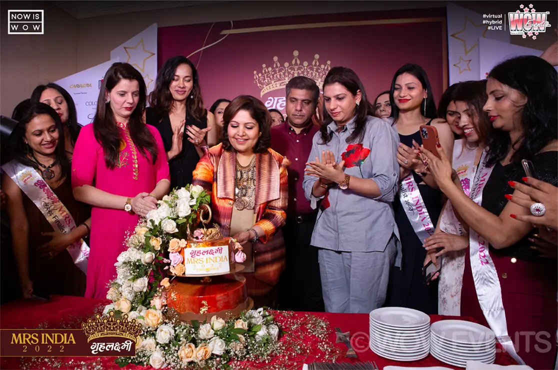 Cake cutting with contestants at Grehlakshmi Mrs India 2022