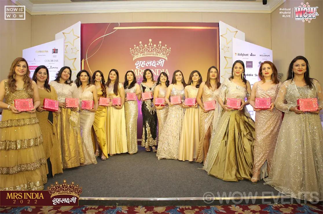 Contestants holding gifts on stage at Grehlakshmi Mrs India 2022