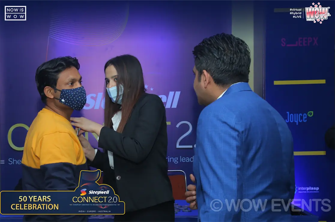 Guest receiving a welcome at the Sleepwell Connect 2.0 meet