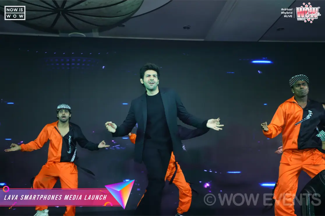 Kartik Aaryan dancing on stage with performers