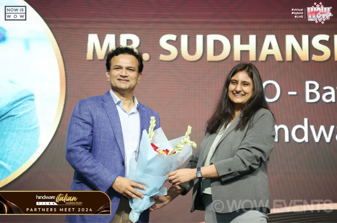 Guest welcomed with a bouquet at the Hindware partners meet
