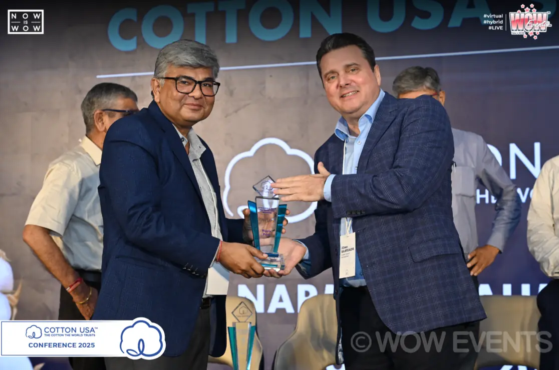 Award presentation at the Cotton USA seminar