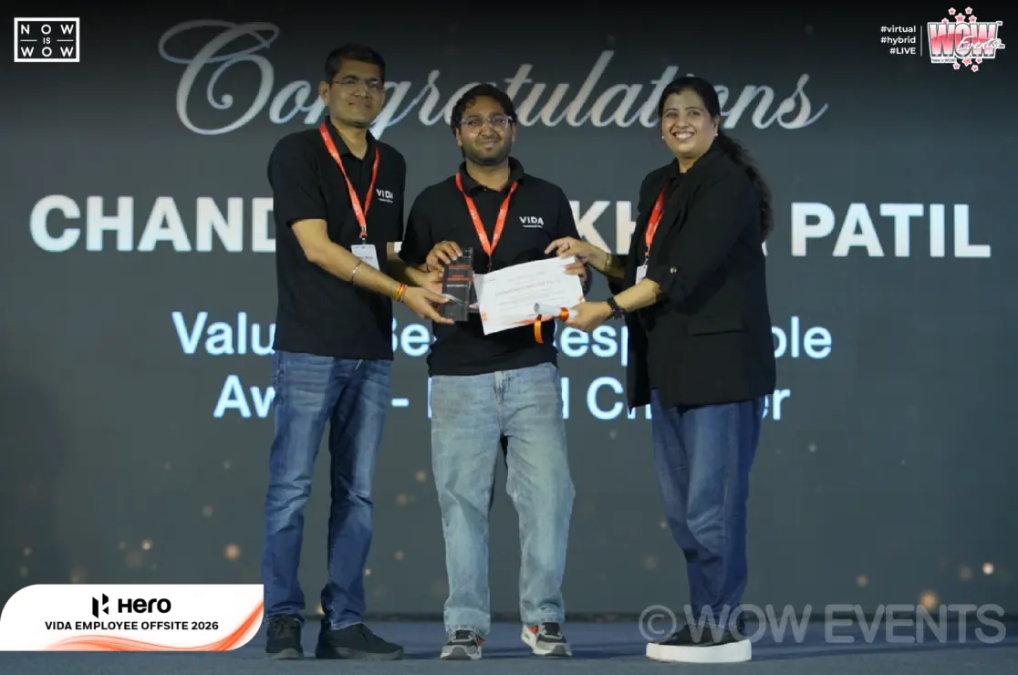 Hero Vida employee receiving an award certificate